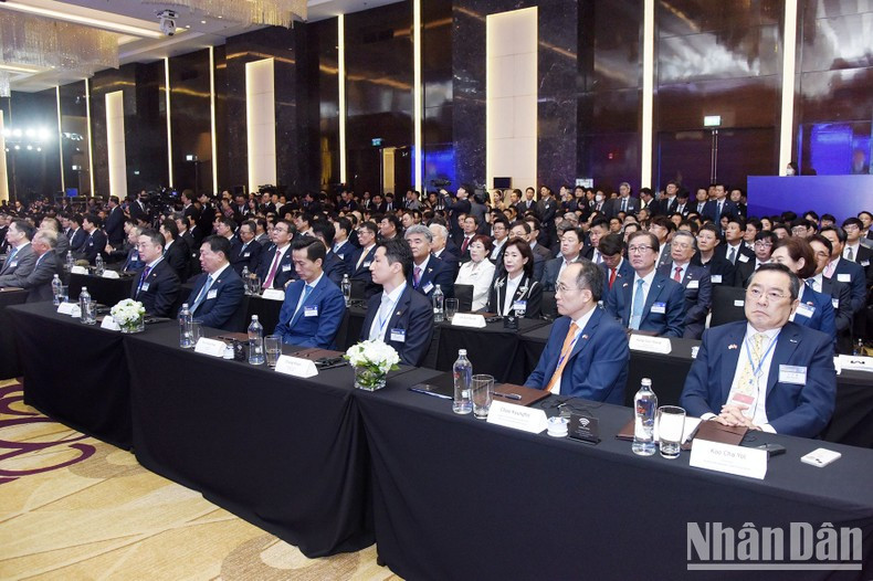 该论坛是韩国总统对越南进行国事访问框架内的重要活动,吸引越南与韩国各部委行业、组织以及两国各协会、集团、企业等500多名代表与会。 该论坛是韩国总统对越南进行国事访问框架内的重要活动,吸引越南与韩国各部委行业、组织以及两国各协会、集团、企业等500多名代表与会。