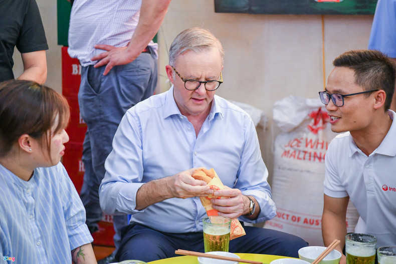 澳大利亚总理安东尼·阿尔巴尼斯和陪同官员品尝河内的传统面包。(图片来源:zing.vn) 澳大利亚总理安东尼·阿尔巴尼斯和陪同官员品尝河内的传统面包。(图片来源:zing.vn)