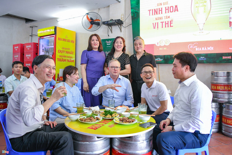 澳大利亚总理安东尼·阿尔巴尼斯的午餐大约需要30-40分钟。他分享说,在今天的菜肴中,他最喜欢鱼团,同时对越南人民的热情好客感到很高兴。(图片来源:zing.vn) 澳大利亚总理安东尼·阿尔巴尼斯的午餐大约需要30-40分钟。他分享说,在今天的菜肴中,他最喜欢鱼团,同时对越南人民的热情好客感到很高兴。(图片来源:zing.vn)