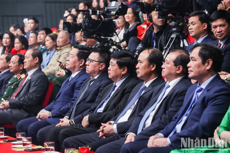 越共中央书记处书记、中央宣传部部长阮重义,越共中央委员、《人民报》社总编辑、中央宣教部副部长、越南新闻工作者协会主席黎国明,越共中央委员、中央宣教部常务副部长赖春门等代表出席活动。 越共中央书记处书记、中央宣传部部长阮重义,越共中央委员、《人民报》社总编辑、中央宣教部副部长、越南新闻工作者协会主席黎国明,越共中央委员、中央宣教部常务副部长赖春门等代表出席活动。