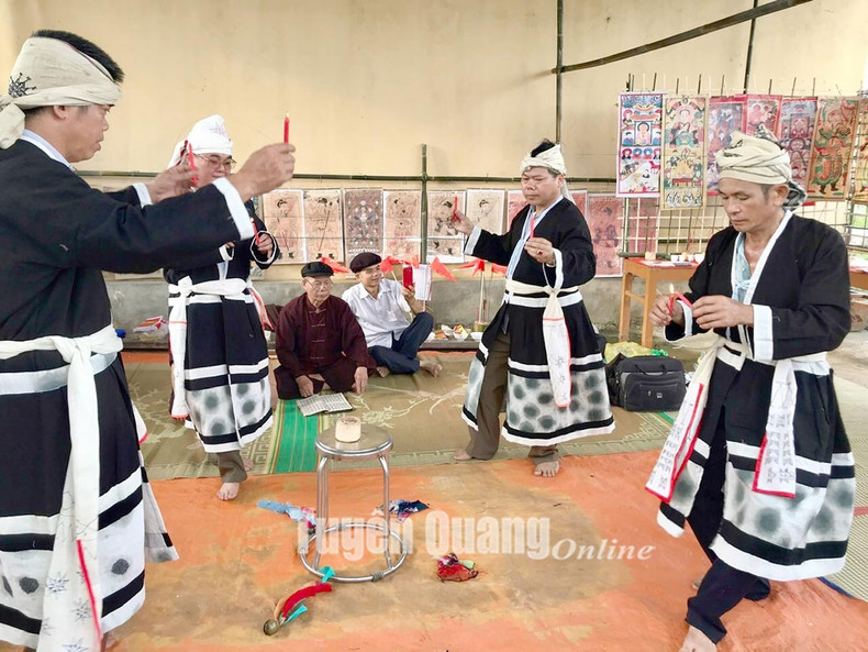 安山县建设乡赫蒙族传统文化保护俱乐部的一次活动。 安山县建设乡赫蒙族传统文化保护俱乐部的一次活动。