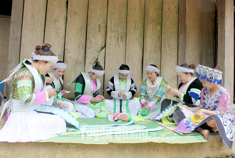 安山县建设乡赫蒙族传统文化保护俱乐部的一次活动。 安山县建设乡赫蒙族传统文化保护俱乐部的一次活动。