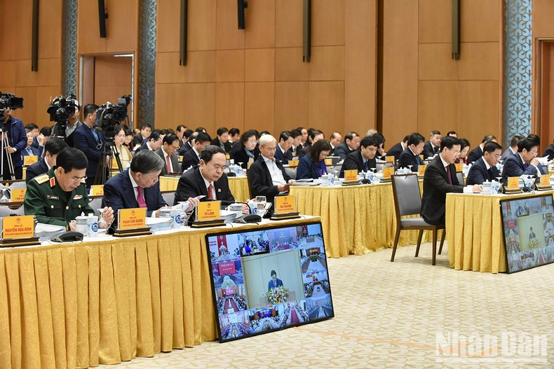 会议以线上和线下方式结合举行。 会议以线上和线下方式结合举行。