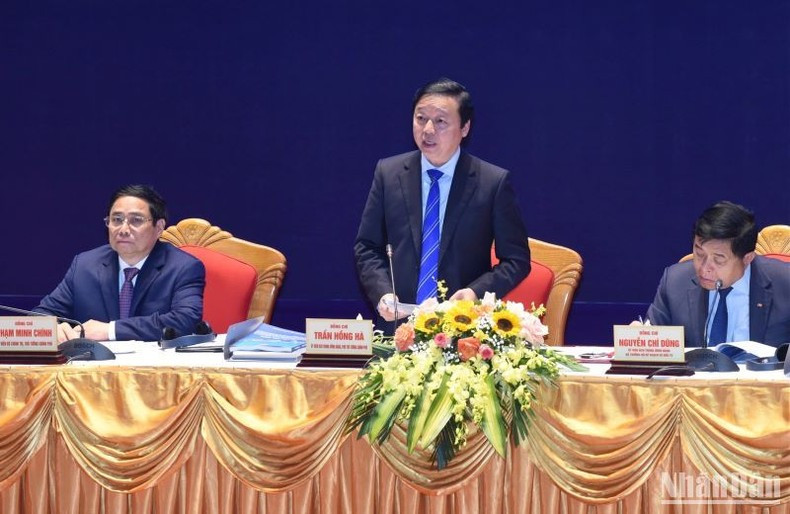 越南政府副总理陈红河在会上发表讲话。