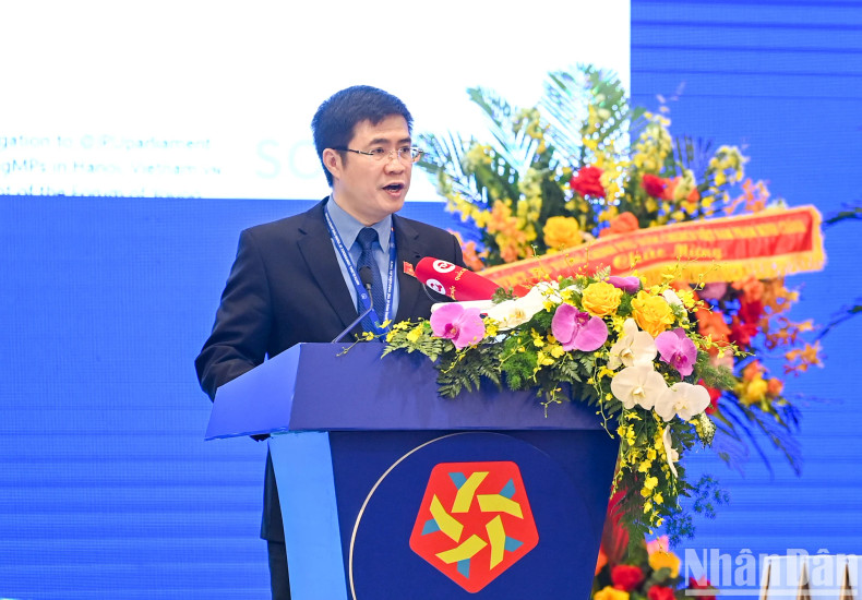 越南国会代表黄明孝作第一场专题讨论的总结报告。 越南国会代表黄明孝作第一场专题讨论的总结报告。