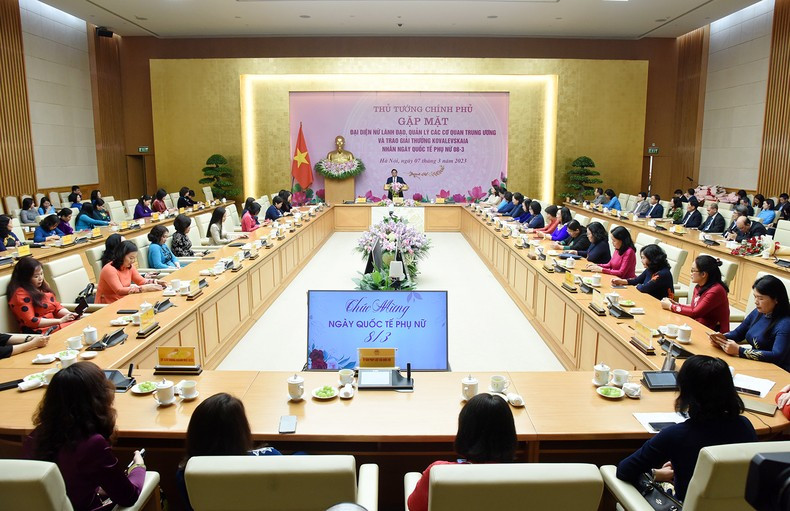 获得2022年柯瓦列夫斯卡娅奖的10位科研成果优异的女科学家,是勇于创新、敢想敢做的典型女性,代表了我们这一代越南人民的智慧和愿望。 获得2022年柯瓦列夫斯卡娅奖的10位科研成果优异的女科学家,是勇于创新、敢想敢做的典型女性,代表了我们这一代越南人民的智慧和愿望。