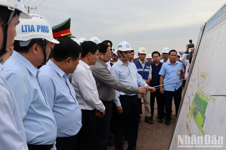越南航空港总公司领导向范明正总理一行汇报龙城机场建设投资项目建设进展情况。
