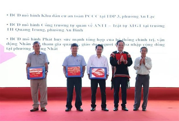 陈流光向当地优抚家庭、少数民族威望人士、贫困家庭分别送上慰问品。 陈流光向当地优抚家庭、少数民族威望人士、贫困家庭分别送上慰问品。