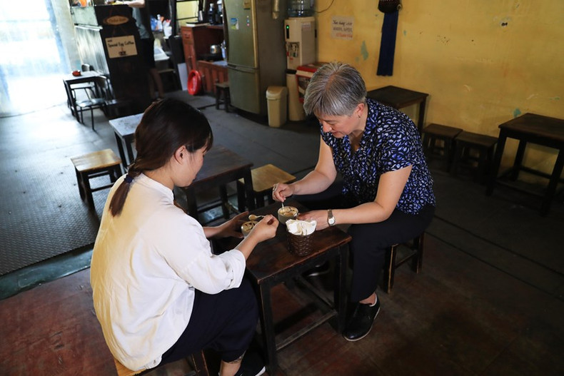 澳大利亚外长黄英贤在丁先皇街品尝鸡蛋咖啡。