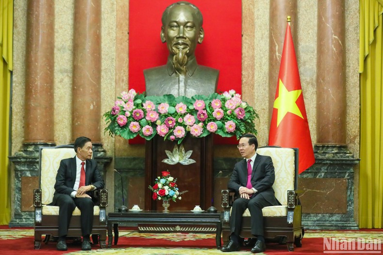 武文赏同志在会见中发表讲话。 武文赏同志在会见中发表讲话。