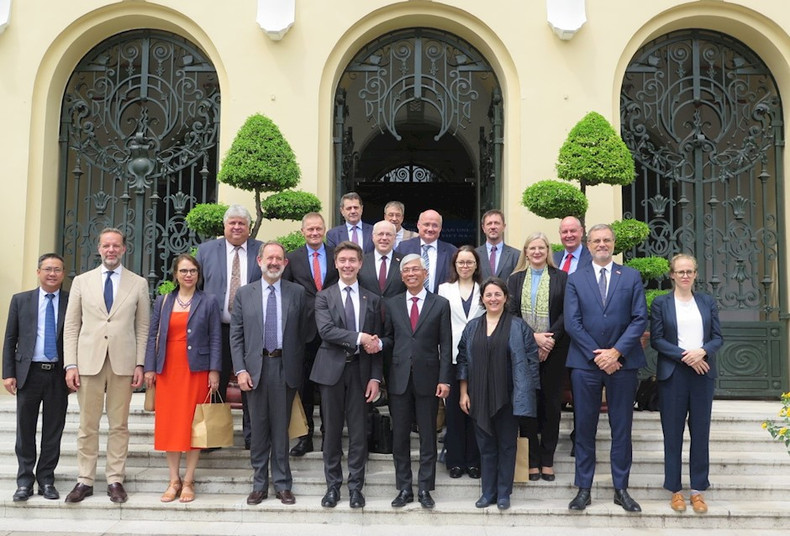 双方代表合影。 双方代表合影。