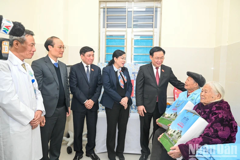 国会主席王廷惠看望慰问正在定化县综合医院接受治疗的起义前干部。