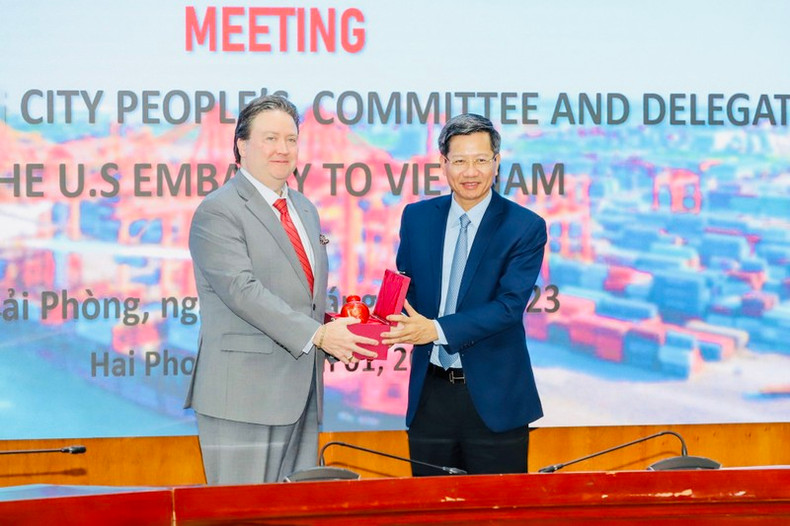 海防市人民委员会常务副主席黎英军与美国驻越南大使马克·埃文斯·纳珀。 海防市人民委员会常务副主席黎英军与美国驻越南大使马克·埃文斯·纳珀。