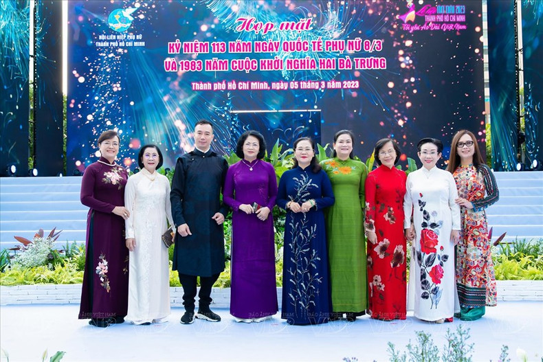 胡志明市旅游局同胡志明市妇女联合会配合举行的“我爱越南奥黛”游行活动值此3·8国际妇女节113周年之际举行。