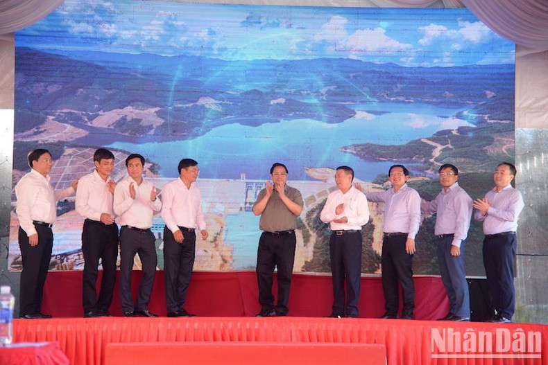 范明正总理出席了安老县同米(Đồng Mít)水库竣工仪式。 范明正总理出席了安老县同米(Đồng Mít)水库竣工仪式。