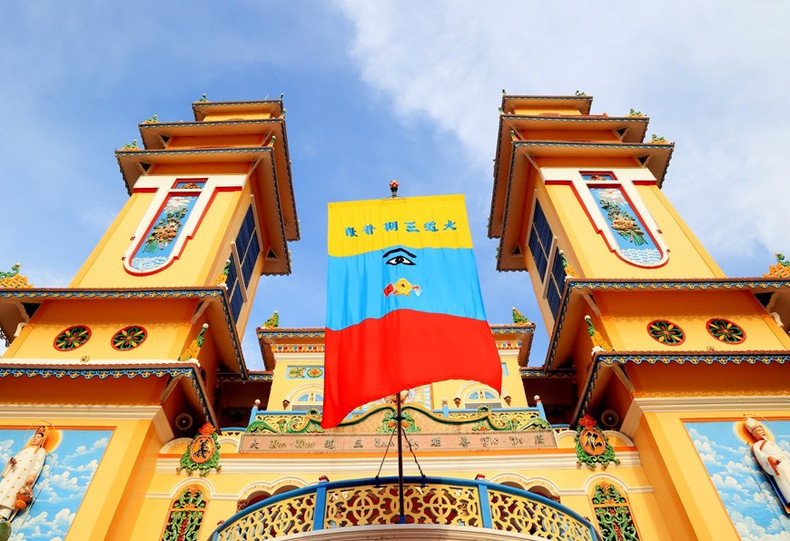 每到高台道重要节日，三清-道旗将被挂在圣座前。