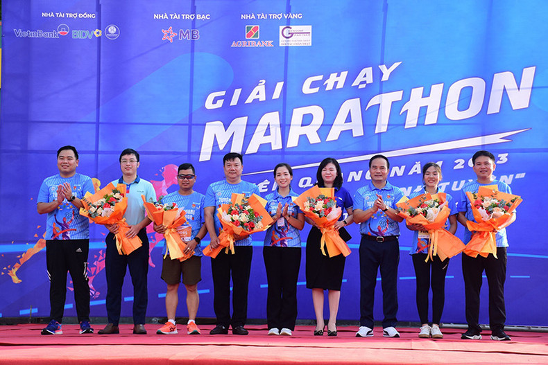 组委会向咸安县团县委拨款5000万越盾，为该县贫困户修建住房。