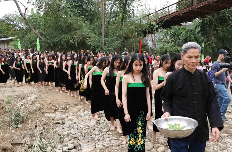 在举行仪式结束后,姑娘们前往南索溪。 在举行仪式结束后,姑娘们前往南索溪。