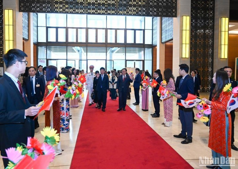 越南国会主席王廷惠举行仪式欢迎韩国国会议长金振杓并同其会谈【组图】 ảnh 2 越南国会主席王廷惠举行仪式欢迎韩国国会议长金振杓并同其会谈【组图】 ảnh 2