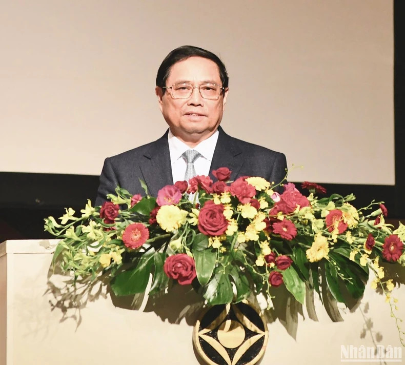 范明正总理在论坛上发表讲话。