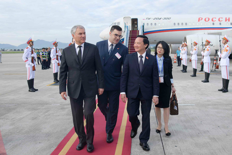 越南国会副主席阮克定前往机场迎接维亚切斯拉夫·沃洛金到访。 越南国会副主席阮克定前往机场迎接维亚切斯拉夫·沃洛金到访。