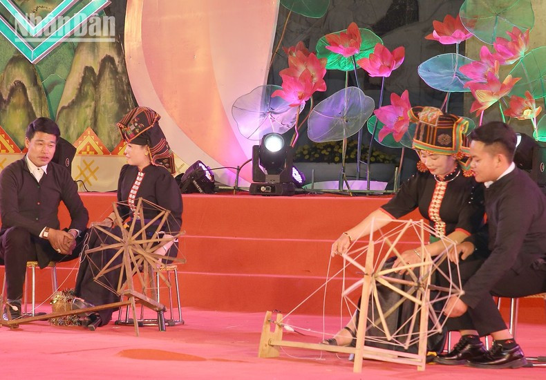 [Ảnh] Sôi động Lễ hội hoa ban thành phố Sơn La ảnh 3