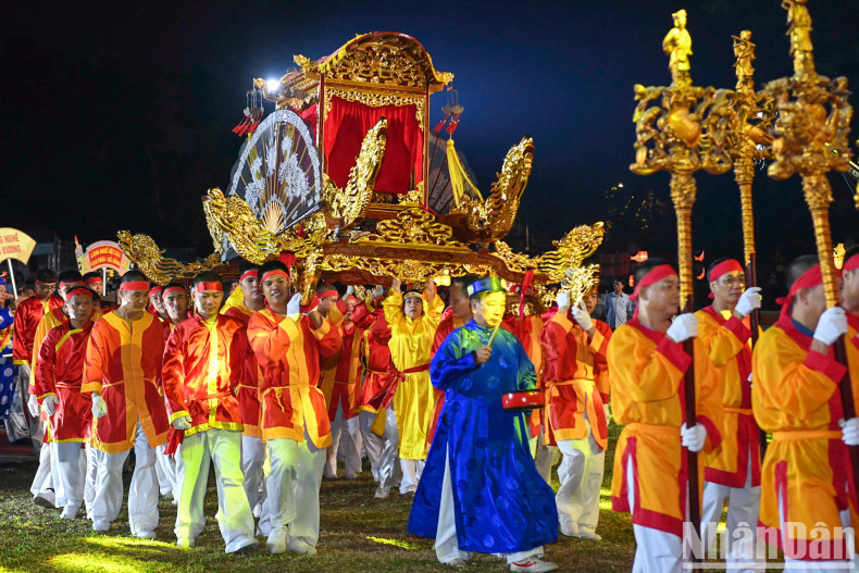 百艺祖祭祀仪式旨在缅怀诞生越南传统手工艺的前辈、工艺之神。 百艺祖祭祀仪式旨在缅怀诞生越南传统手工艺的前辈、工艺之神。