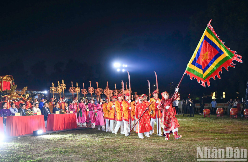 百艺祖祭祀仪式旨在缅怀诞生越南传统手工艺的前辈、工艺之神。 百艺祖祭祀仪式旨在缅怀诞生越南传统手工艺的前辈、工艺之神。