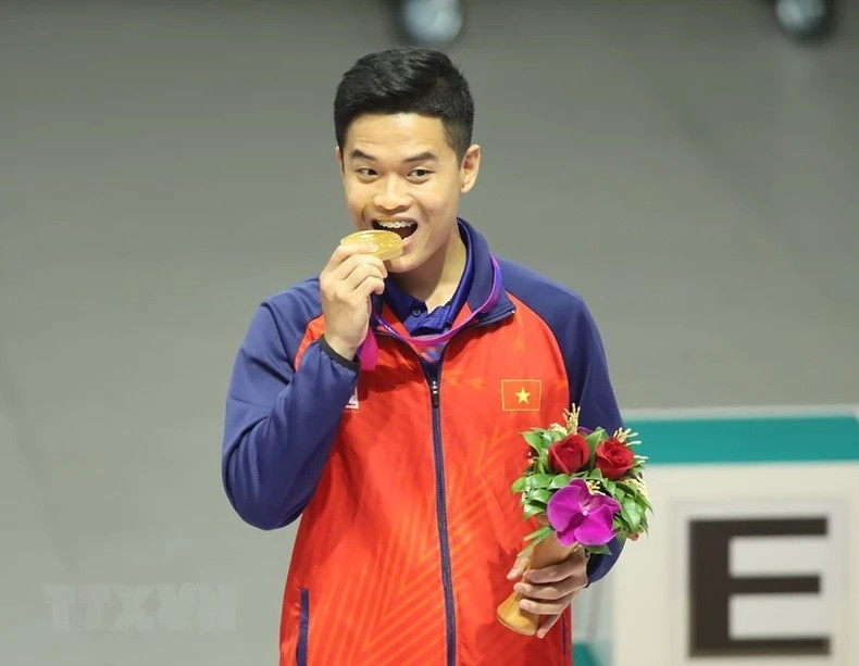 选手范光辉庆祝越南体育队在第19届亚运会上夺得首枚金牌。