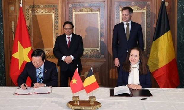 越南政府总理范明正与比利时首相亚历山大·德克罗见证两国签署。 越南政府总理范明正与比利时首相亚历山大·德克罗见证两国签署。