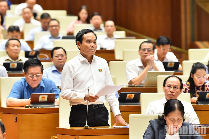 陈流光副总理参加解释和澄清国会议员关注的一些问题。 陈流光副总理参加解释和澄清国会议员关注的一些问题。