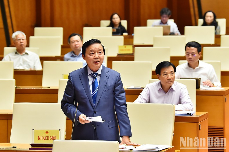 陈红河副总理参加解释和澄清国会议员关注有关科技的一些问题。 陈红河副总理参加解释和澄清国会议员关注有关科技的一些问题。