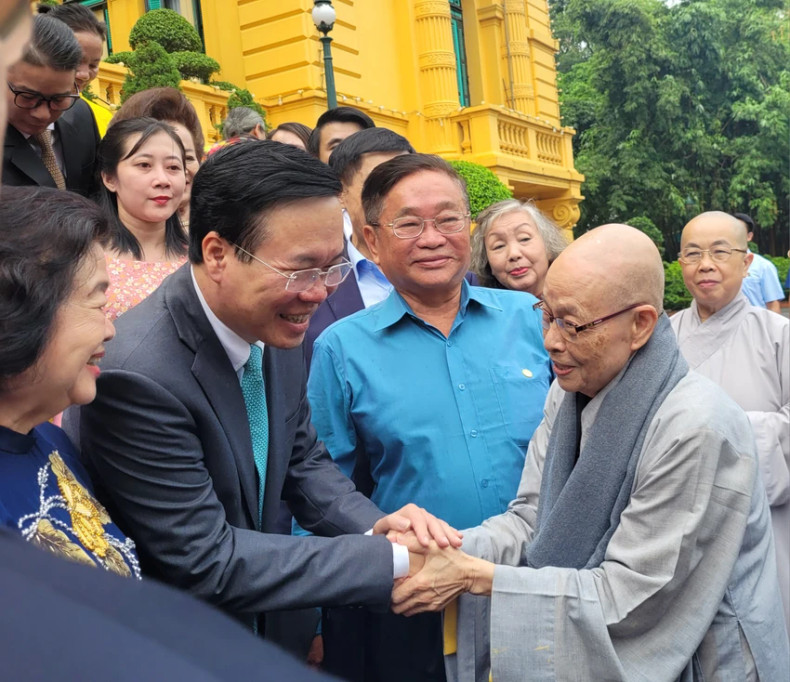 武文赏主席与代表们交谈。 武文赏主席与代表们交谈。