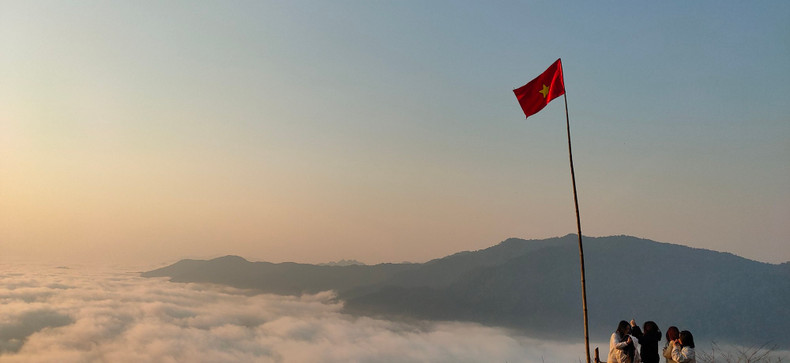 这里还设有猎云小站,供游人赏景或留下云海漂浮和雄伟群山间的精彩瞬间。 这里还设有猎云小站,供游人赏景或留下云海漂浮和雄伟群山间的精彩瞬间。