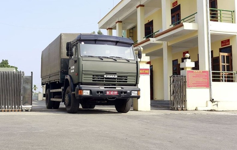 这辆车离开了陆军工兵93营。