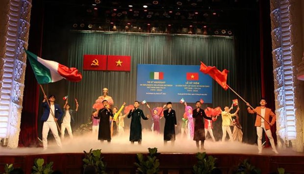 越南与意大利建交50周年纪念典礼上的文艺节目。 越南与意大利建交50周年纪念典礼上的文艺节目。