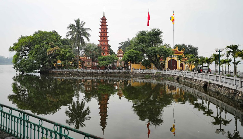 凭借独特的建筑,该寺被国际游客称赞为美丽的佛教建筑物之一。 凭借独特的建筑,该寺被国际游客称赞为美丽的佛教建筑物之一。