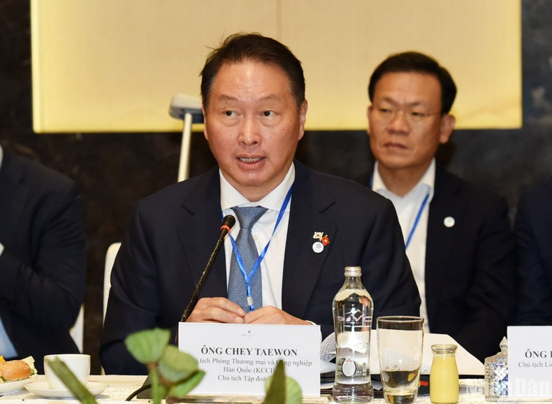 座谈会上,韩国各协会、大型经济集团领导强调,将越南视为重要、战略伙伴,承诺与越南并肩同行,走互利共赢、共同繁荣之路。 座谈会上,韩国各协会、大型经济集团领导强调,将越南视为重要、战略伙伴,承诺与越南并肩同行,走互利共赢、共同繁荣之路。