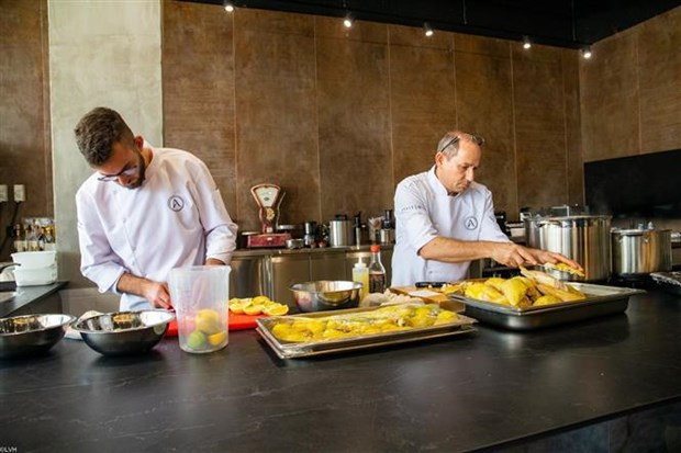 阿提里奥烹饪技工学校厨师做鸡肉河粉。 阿提里奥烹饪技工学校厨师做鸡肉河粉。