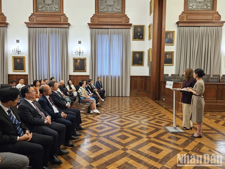 杨英德同志一行还访问了波尔图大学。 杨英德同志一行还访问了波尔图大学。