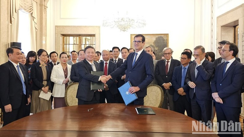 双方签字仪式。(明维 摄) 双方签字仪式。(明维 摄)