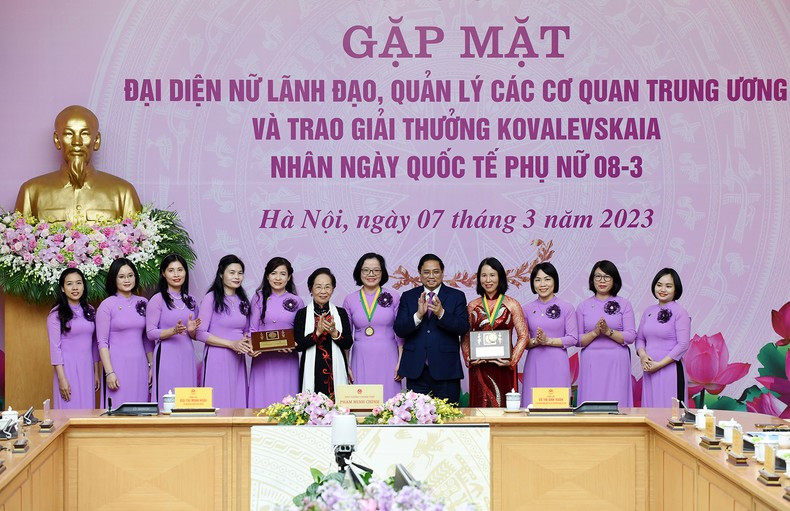 范明正总理与前国家副主席、柯瓦列夫斯卡娅奖委员会主席阮氏缘授予柯瓦列夫斯卡娅奖,表彰她们在2022年科研工作中取得的优异成绩。 范明正总理与前国家副主席、柯瓦列夫斯卡娅奖委员会主席阮氏缘授予柯瓦列夫斯卡娅奖,表彰她们在2022年科研工作中取得的优异成绩。