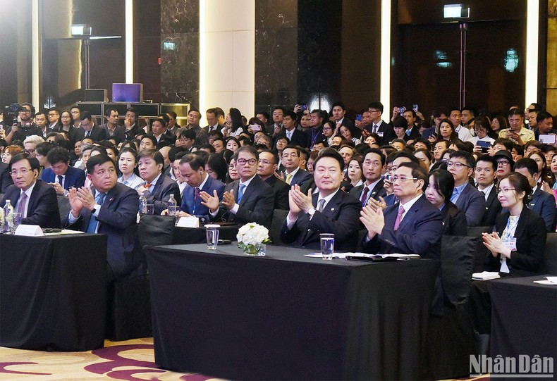 越南政府总理范明正和韩国总统尹锡悦出席越韩企业论坛。 越南政府总理范明正和韩国总统尹锡悦出席越韩企业论坛。