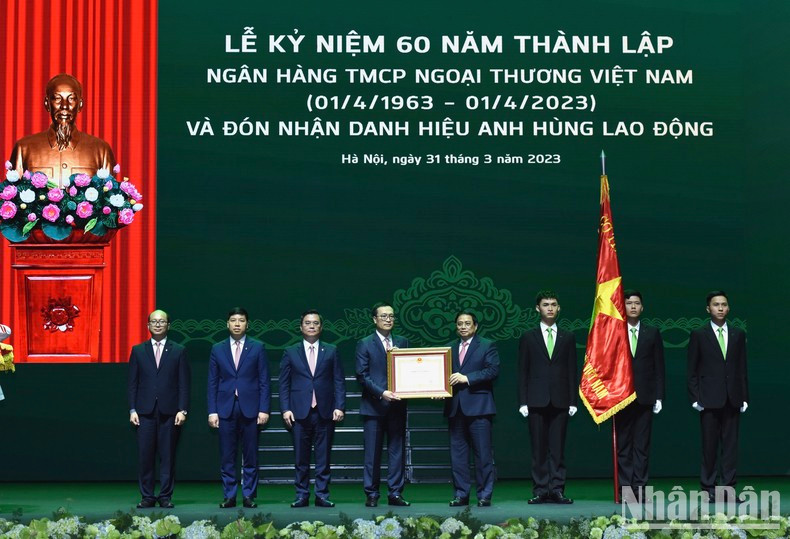 范明正总理向Vietcombank授予劳动英雄奖章,表彰其在革新时期的优秀成绩。 范明正总理向Vietcombank授予劳动英雄奖章,表彰其在革新时期的优秀成绩。