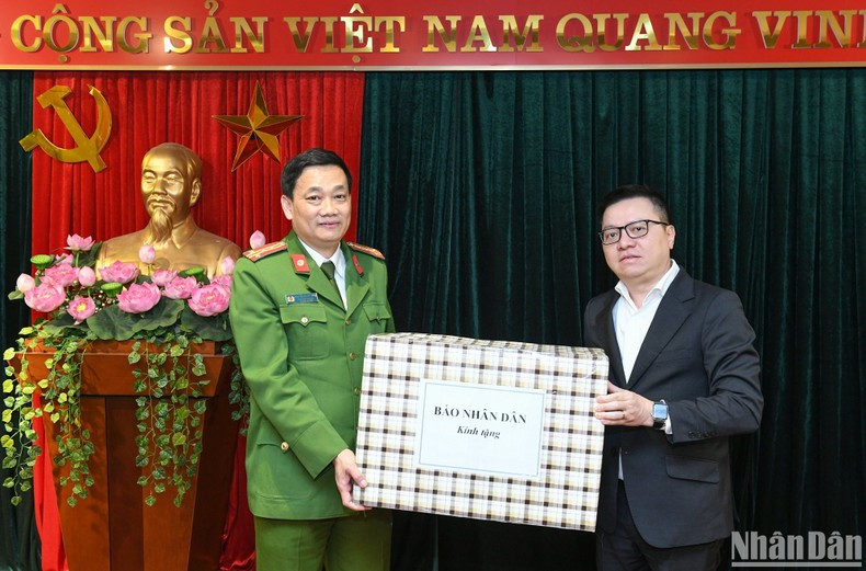 黎国明同志向反腐败和经济犯罪调查警察局干部战士们赠送春节礼物。 黎国明同志向反腐败和经济犯罪调查警察局干部战士们赠送春节礼物。