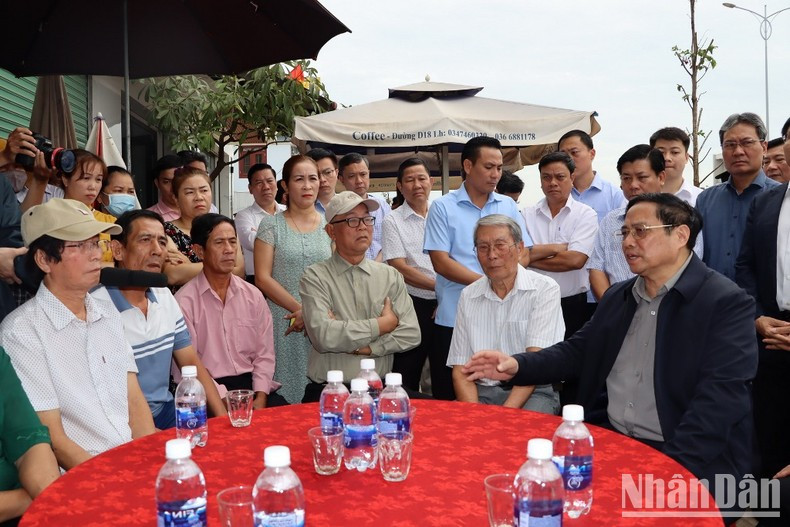 范明正总理走访慰问并向同奈省龙城县禄安-平山安置区人民预祝新年快乐。