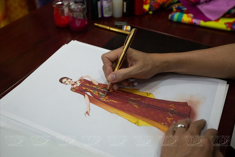 在每一个奥黛系列中，设计师杜郑淮南认真对待设计的每一个小细节。