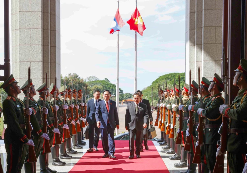 老挝国会主席赛宋蓬·丰威汉为越南国会主席王廷惠举行欢迎仪式。