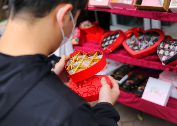 情人节到来时,很多人很多人都选择礼物送给爱人。 情人节到来时,很多人很多人都选择礼物送给爱人。