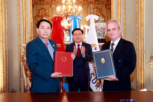 越南国会主席王廷惠见证各项合作文件的签署。(图片来源:越通社) 越南国会主席王廷惠见证各项合作文件的签署。(图片来源:越通社)